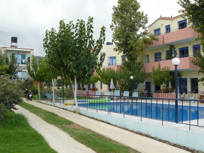 Leonidas Studios & Apartments Georgioupoli Exterior photo